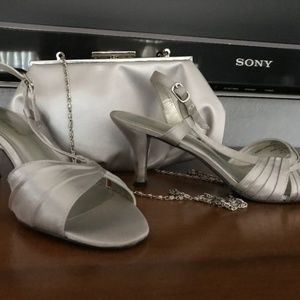 ladies size 9m silver shoes with matching purse